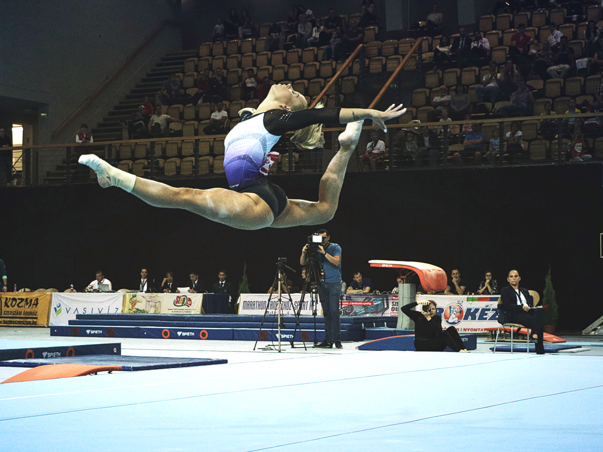 Böczögő Dorina talajon a 2018-as Swietelsky Hun Challenge World Cup-on, a világkupa-sorozat magyarországi állomásán